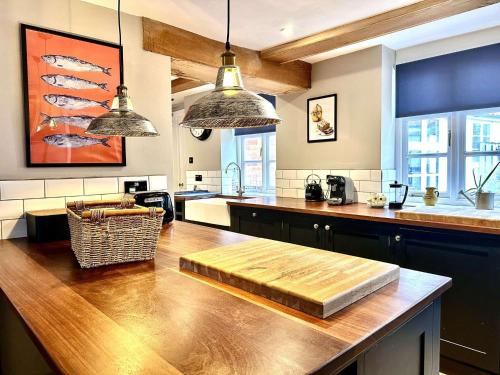 eine Küche mit einer hölzernen Arbeitsplatte in einem Zimmer in der Unterkunft IVY COTTAGE - Walsingham in Little Walsingham