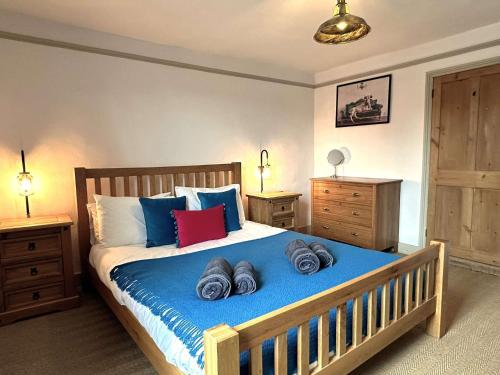 ein Schlafzimmer mit einem großen Bett mit Kissen darauf in der Unterkunft IVY COTTAGE - Walsingham in Little Walsingham