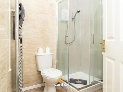 ein Badezimmer mit Toilette und Glasdusche in der Unterkunft Trades Lane by CENTRAL SERVICED APARTMENTS - Cosy 1 Bedroom - Central Location - Walk Away from Waterfront - Walk Away to Bus & Train Station - Long Stays Welcome in Dundee