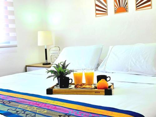 Ένα ή περισσότερα κρεβάτια σε δωμάτιο στο APUSHI with hammocks, close to the beach