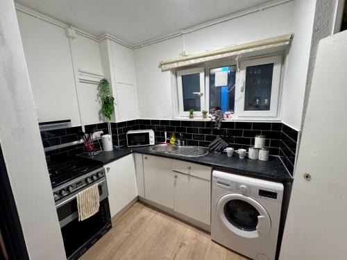 Kuchyň nebo kuchyňský kout v ubytování Cozy Private Room in Camden, near Regents Park