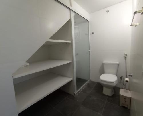 une salle de bain avec WC et douche à l'italienne dans l'établissement Modern loft con vista mar, à Búzios