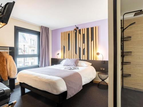 a bedroom with a large bed and a window at ibis Styles Boulogne sur Mer Centre Cathédrale in Boulogne-sur-Mer