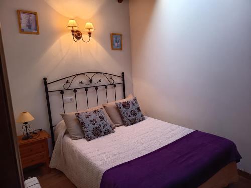 a bedroom with a bed with two pillows on it at Apartamentos Rurales Llagumelon in Villahormes