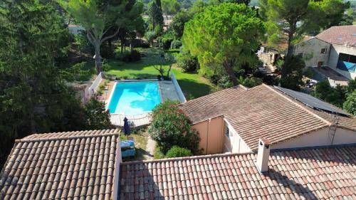 コルニヨン・コンフーにあるGite 5 pers en Provence avec grand jardin & piscine partagés - 5 people holiday home with shared swimming pool & garden in Provenceのスイミングプール付きの家屋の上面の景色