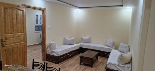 una stanza con due sedie e uno specchio di Iline residence a Jijel