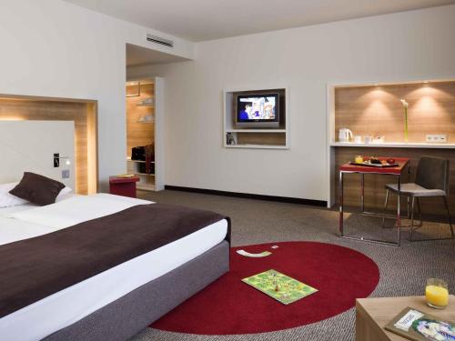 Ένα ή περισσότερα κρεβάτια σε δωμάτιο στο Mercure Hotel Stuttgart Airport Messe
