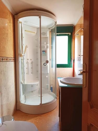 Koupelna v ubytování Ático dúplex en Plaza de Trascorrales