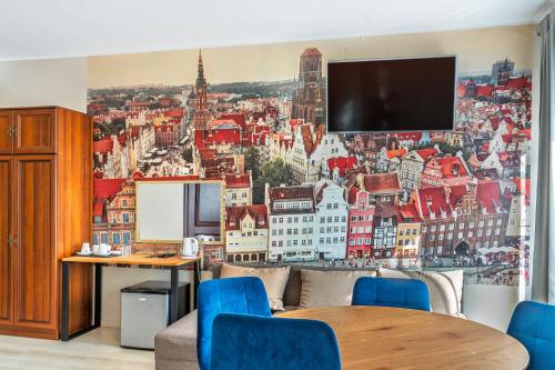 un soggiorno con murale di una città di Royal Rooms a Danzica
