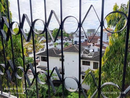 ein Blick von einem Häuserzaun in der Unterkunft Boutique Apartment in Nyali B6 in Mombasa