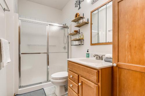 Ένα μπάνιο στο Stars and Sunsets! Door Peninsula Retreat with Deck