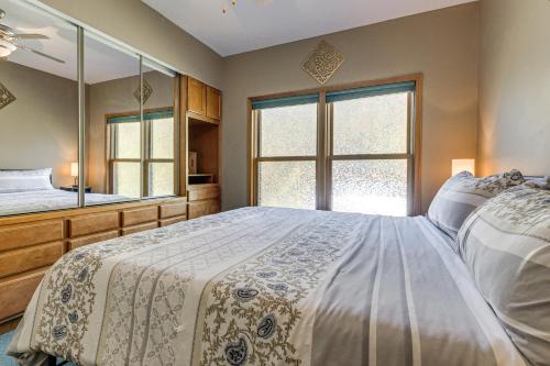 Ένα ή περισσότερα κρεβάτια σε δωμάτιο στο Stars and Sunsets! Door Peninsula Retreat with Deck