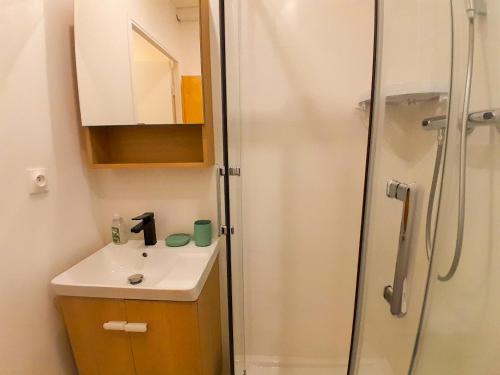 a bathroom with a sink and a shower at Calme & spacieux, RER A 3 min, Parking, 2 salles d'eau in Achères