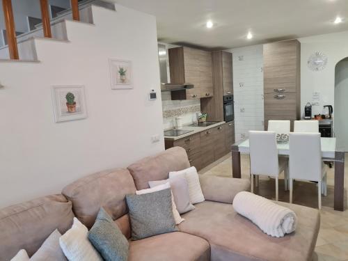 a living room with a couch and a kitchen at Casa vacanze Castello in Frontone