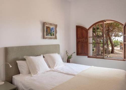 Un dormitorio con una cama y una ventana abierta. en Sa Nau Agroturismo - Adults Only over 16, en Portocolom