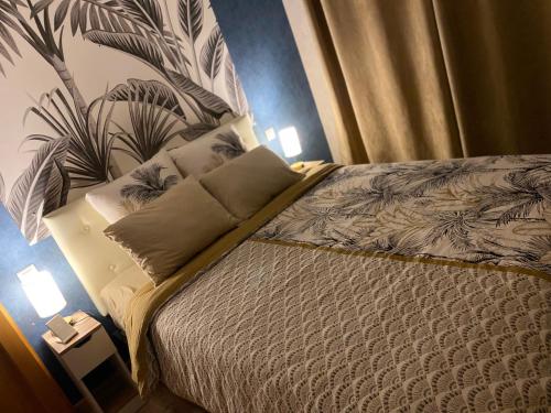 Un dormitorio con una cama con dos lámparas encima. en Quite House, en Villiers-le-Morhier