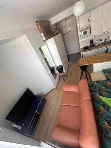 een woonkamer met een bank en een tafel bij Sweety house in Helsinki