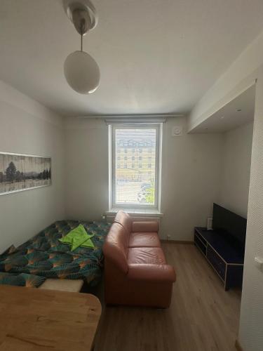een slaapkamer met een bank, een bed en een raam bij Sweety house in Helsinki