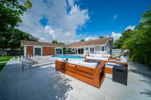 a backyard with a swimming pool and a house at Luxury Villa Serena Heated Pool 15 min to Beach in Miami