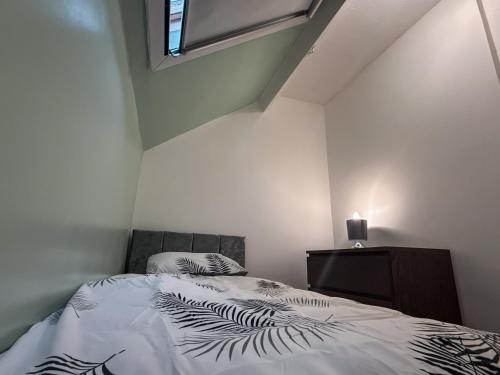 un dormitorio con una cama y una ventana en Vicky and sons Ltd, en Monkwearmouth