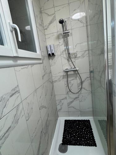 Bilik mandi di Bright & quiet apartment