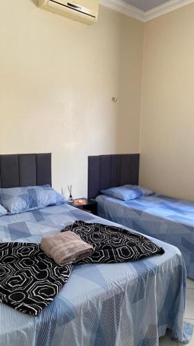 ParagominasにあるCasa prática e aconcheganteのベッド2台(サイドサイドサイド)が備わる客室です。