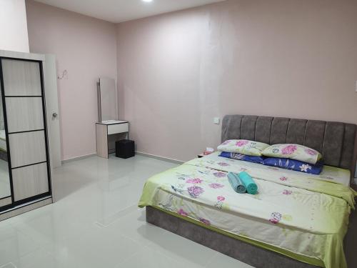 Een bed of bedden in een kamer bij Home in Puchong Mahligai Achmed Homestay