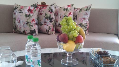 a bowl of fruit on a table next to a couch at Al Mandari Hôtel Tétouan in Tetouan