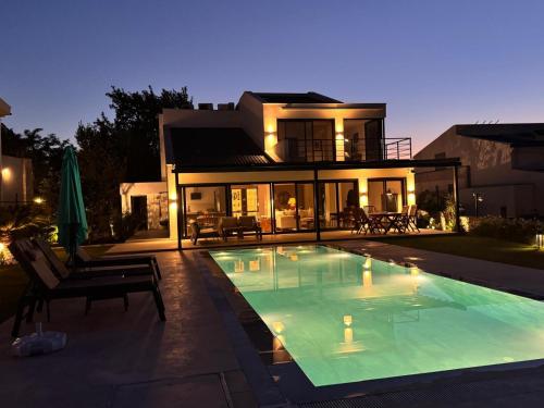 Bazén v ubytování Urla Villa nebo v jeho okolí