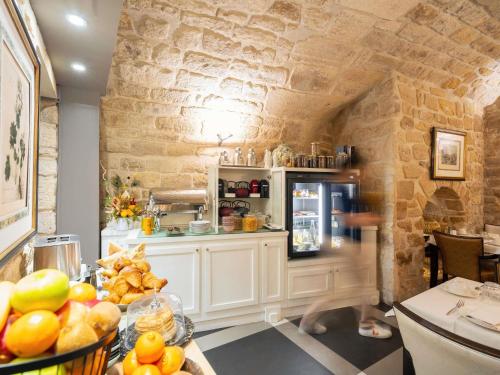 Kuchyň nebo kuchyňský kout v ubytování Le Stendhal Place Vendôme Hotel Paris - MGallery Collection