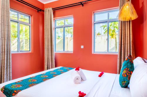 Giường trong phòng chung tại Coconut Breeze Apartments