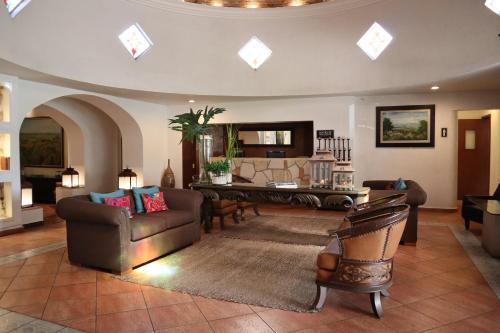 a living room with a couch and a table at Meson del Valle in Zamora de Hidalgo