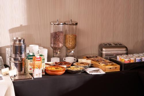 Comida en o cerca de este hotel