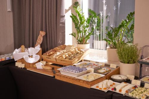 Una mesa cubierta con muchos tipos diferentes de comida en Hotel Cristal Białystok, en Białystok