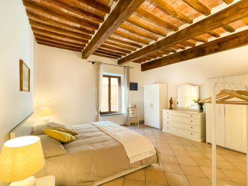 Postel nebo postele na pokoji v ubytování Da Vinci entire space in the heart of Tuscany