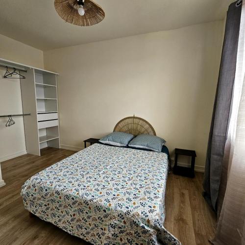 Logement entier في ألونسون: غرفة نوم بها سرير عليه وسائد زرقاء