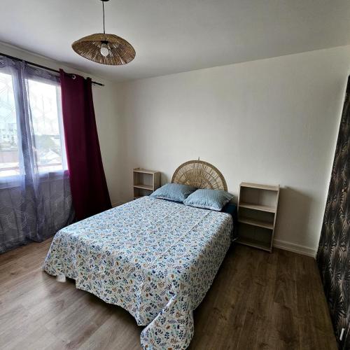 Logement entier في ألونسون: غرفة نوم بها سرير عليه وسائد زرقاء