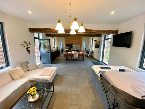 Prestige House & Spa في Auvilliers: غرفة معيشة بها أريكة وطاولة