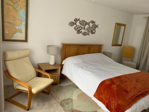 En eller flere senge i et værelse på 2 Bed-Sleeps 4-Parking-Pets-10 min walk to Beach