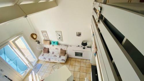 an overhead view of a tiny house at Maison la pinède in Oignies