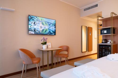 a hospital room with a table and chairs at Hotel Raffaello in Milan