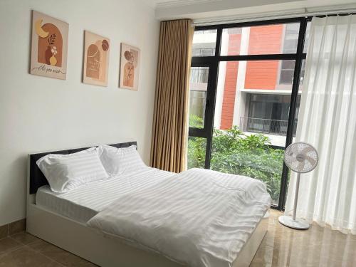 Ðình LoanにあるMàn Thầu Homestayのベッドと大きな窓のある寝室