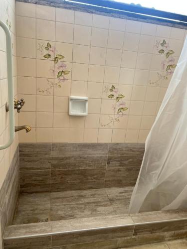 Ένα μπάνιο στο Dormitorio en casa de familia