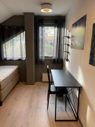 a room with a table and a bed and a bedroom at Ankenes Romutleie AS in Narvik