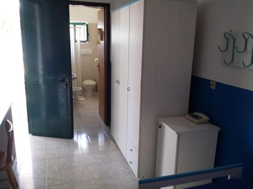 um quarto com uma casa de banho com WC e um corredor em Villa Petrusa em Stromboli
