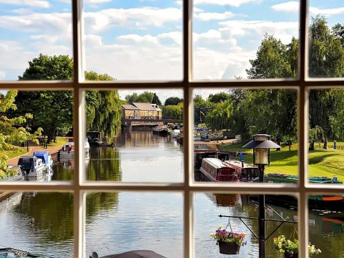 een raam met uitzicht op een rivier bij Riverside Inn in Ely