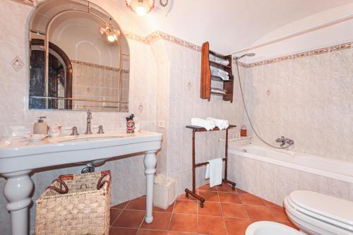 a bathroom with a sink and a tub and a toilet at Elegante alloggio Da Zia Flá in Portovenere