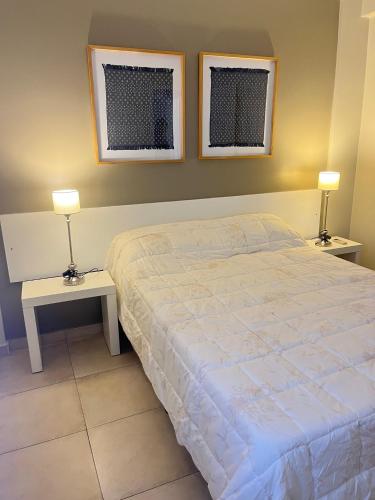 a bedroom with a bed and two lamps on two tables at Buena Vista YB in Yerba Buena