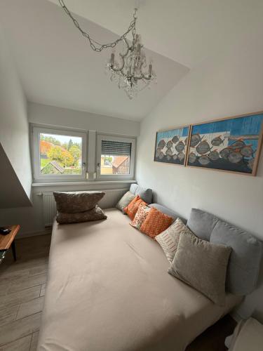 a large couch in a living room with a chandelier at Ferienwohnung Petra in Neumarkt in der Oberpfalz