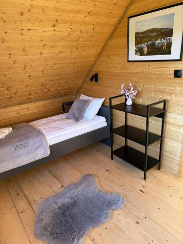 a room with two beds and a table in a cabin at Jaworowe Wzgórze in Wysowa-Zdrój